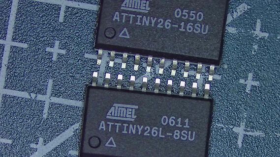 Zwei Atmel ATtiny26 Mikrocontroller