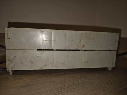 Verschmutztes weißes Kunststoffgehäuse
