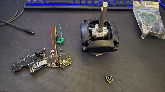Zerlegte Elektronikkomponenten eines Joysticks auf Tisch