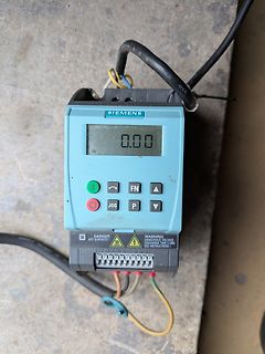 Siemens Frequenzumrichter mit Display und Verkabelung
