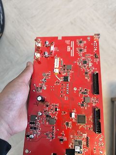 Rote Leiterplatte mit elektronischen Bauteilen