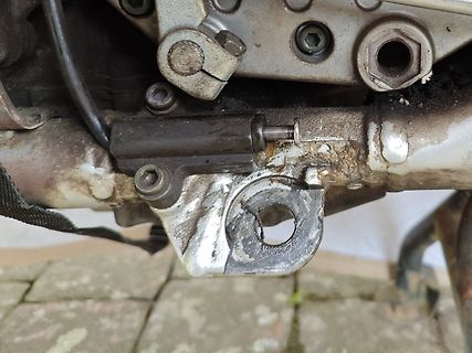 Nahaufnahme von Metallbauteilen und Schrauben