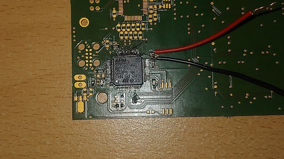 Grüne Leiterplatte mit ARM-Mikrocontroller und Kabeln