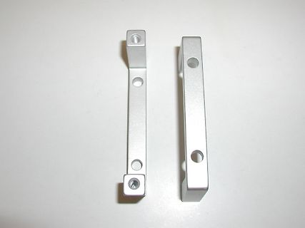 Zwei silberne Aluminiumprofile mit Bohrungen
