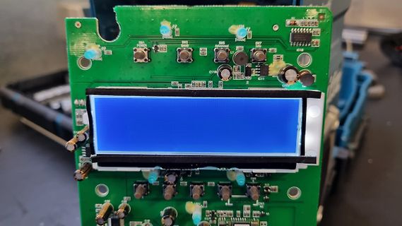 Grüne Leiterplatte mit LCD-Display und Bedienelementen