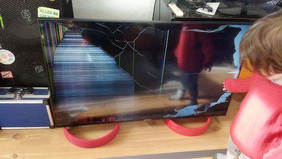 Defekter Flachbildfernseher mit Rissen im Display