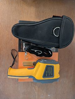 Infrarot-Thermometer mit Tasche auf Karton