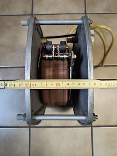 Elektromagnetische Spule mit Maßband
