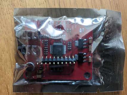 Rote Leiterplatte in Plastikverpackung