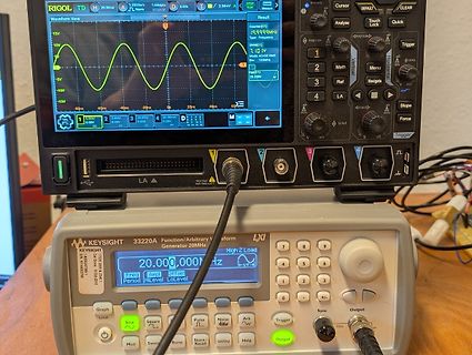 Oszilloskop und Funktionsgenerator auf Werkstattuntergrund