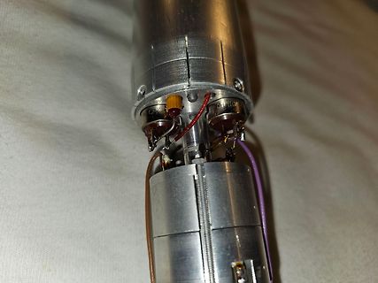 Nahaufnahme einer mechanischen oder elektrischen Baugruppe mit Kabeln