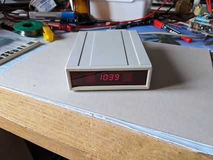 Digitaluhr auf Werkstatttisch