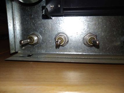 Drei Kippschalter in Metallgehäuse