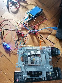 Elektronik-Aufbau mit Display und Leiterplatten auf Holzboden