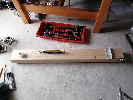 Holzbrett mit mechanischem Aufbau und Werkzeugkasten