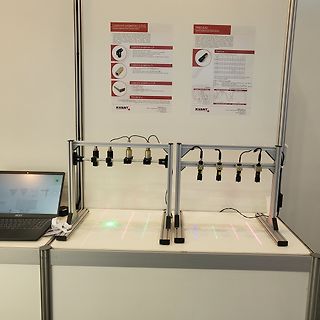 Aufbau mit Laserprojektoren und Informationsplakaten