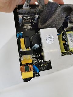 Foto einer Leiterplatte mit Netzteilenkomponenten