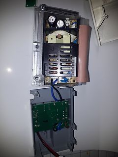 Offenes Gehäuse eines elektronischen Geräts mit Leiterplatte