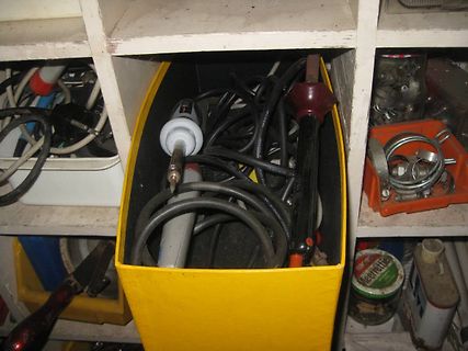 Werkzeuge und Kabel in Regalfächern
