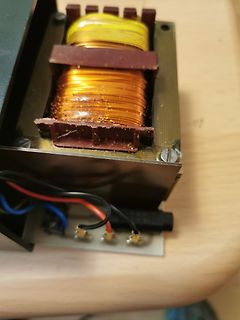 Transformator in Gehäuse mit Anschlusskabeln