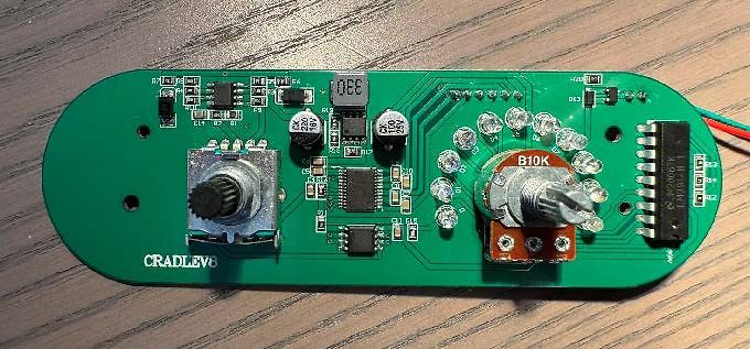 Grüne Leiterplatte mit Potentiometern und elektronischen Bauteilen