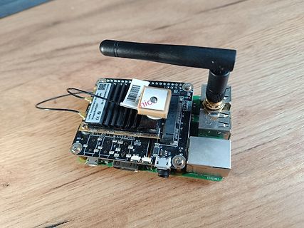 Ein Einplatinencomputer mit Antenne und Kühlkörper