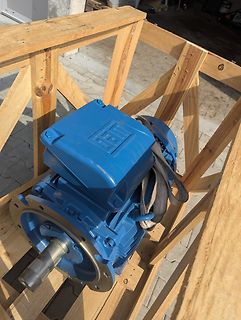 Blauer Elektromotor in Holzkiste