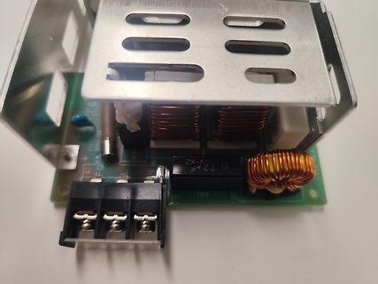 Innenansicht eines Schaltnetzteils mit Spulen und Kondensator