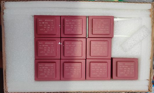 Mehrere rote Netzteile in Verpackung