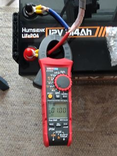 Multimeter misst Strom an LiFePO4 Akku