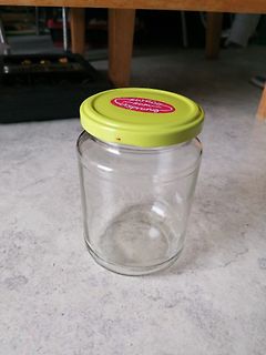 leeres Glas mit gelbem Deckel