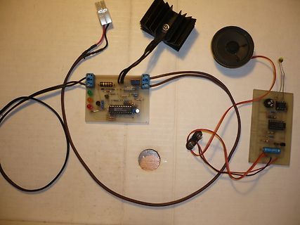 Elektronischer Aufbau mit Leiterplatten, Lautsprecher und Kühlkörper