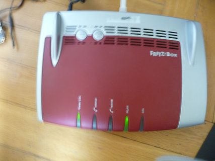 FRITZ!Box Router auf Holztisch