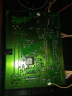 Foto einer grünen Leiterplatte mit integriertem Mikrocontroller