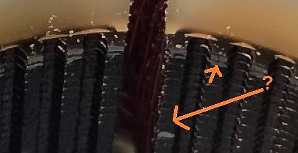 Makroaufnahme eines Bauteils mit Pfeilen