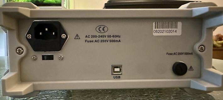 Rückseite eines elektronischen Geräts mit Anschlüssen