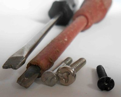 Schraubendreher und Schrauben