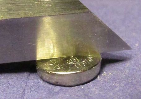 Knopfzellenbatterie unter Metallblock