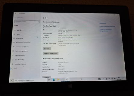 Foto eines Computerbildschirms mit Windows-Systeminformationen