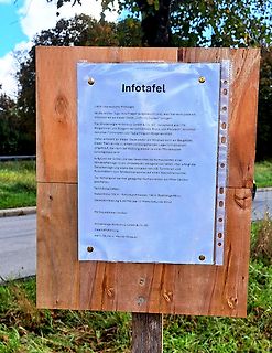 Infotafel über Windenergieprojekt