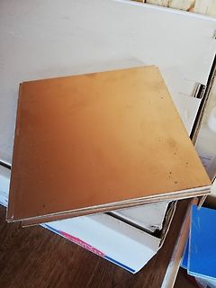 Braune Unterlage in einem Karton