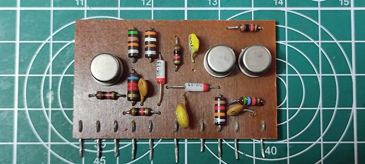 Foto einer kleinen Leiterplatte mit elektronischen Bauteilen