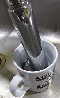 Metallstab in einer Tasse in einer Spüle