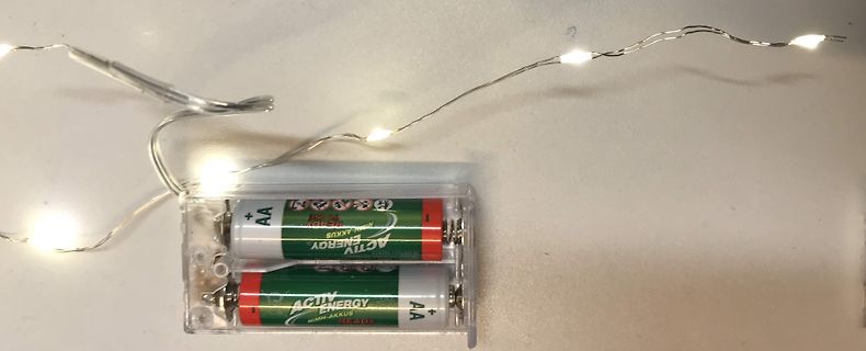 Batteriefach mit AA Akkus und Lichterkette