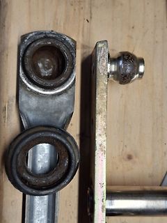 Mechanische Bauteile auf Holzuntergrund