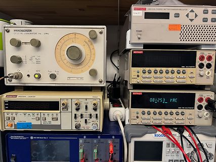 Verschiedene elektronische Messgeräte und Laborinstrumente