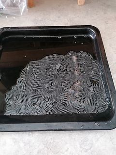 Seifenblasen auf einem schwarzen Tablett