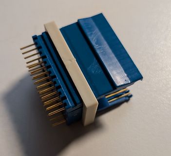 Blauer IDC-Stecker mit Goldkontakten