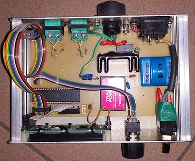 Aufbau eines elektronischen Geräts in einem Metallgehäuse