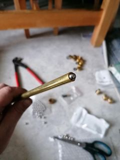 Lötspitze und Werkzeuge auf Werkstattuntergrund
